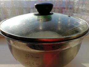 和好的面放在阳光充足的窗台上（没有阳光放在暖气旁边）2个小时左右，面就发好了。