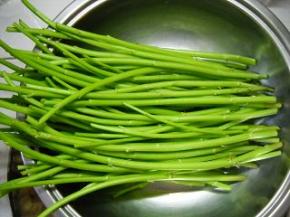 准备好空心菜梗。