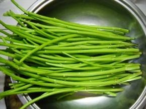 准备好空心菜梗。