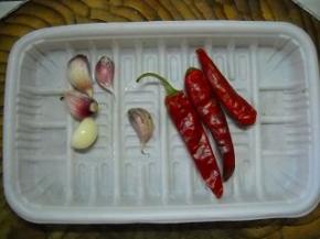 准备好蒜瓣和干红椒。