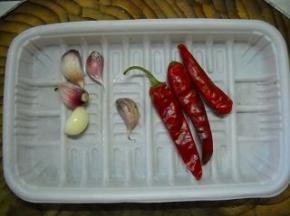 准备好蒜瓣和干红椒。