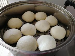 整好的馒头放进蒸锅里醒着。（不能开火）盖锅盖。