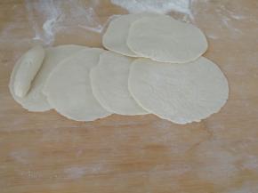 赶面皮6个，团一个小棒。（如图）