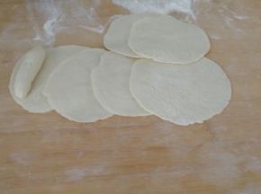 赶面皮6个，团一个小棒。（如图）