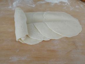 从顶部开始卷，要慢慢卷，卷均匀了。