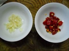 蒜去皮、拍破；红椒剪成小段。