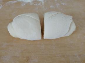 卷好的面在中间切开（如图）