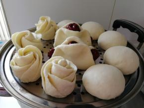 把整好的馒头依次放进锅里，盖锅盖。