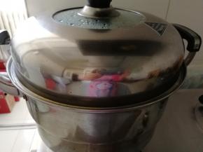 开小火5分钟后大火烧开锅后在关中火，开锅20分钟馒头就好了。