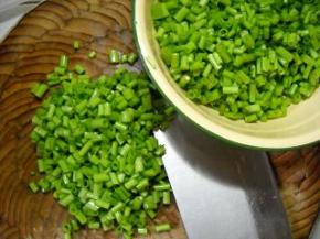 菜梗洗净、切小段。