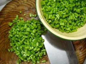 菜梗洗净、切小段。