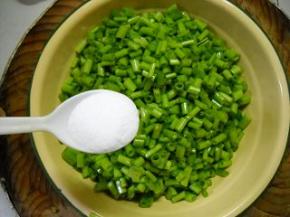 切好的菜梗加盐拌匀，腌制10分钟。