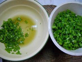 挤净菜梗中的水分。