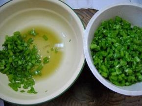 挤净菜梗中的水分。