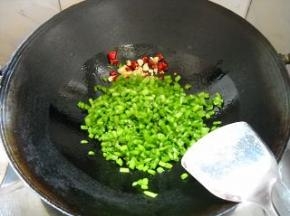 倒入菜梗，快速炒至断生。