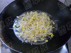 锅中烧开水，将豆芽焯烫至熟。