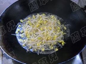 锅中烧开水，将豆芽焯烫至熟。
