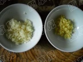 姜、蒜去皮、切细粒；放入碗中。
