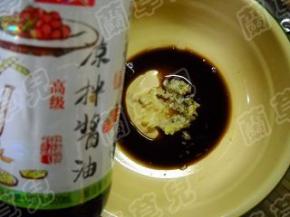 姜、蒜中倒入香醋，加入凉拌酱油。