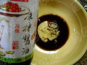 姜、蒜中倒入香醋，加入凉拌酱油。