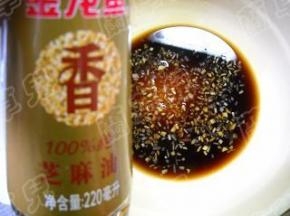 淋入芝麻油，拌匀成调味汁。
