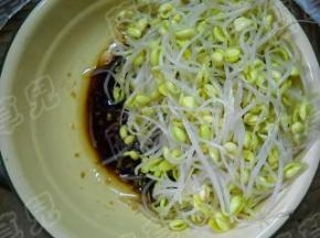 焯透的豆芽放入调味汁中。