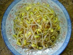 拌匀装盘；放上剁椒，拌匀即可。