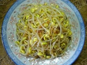 拌匀装盘；放上剁椒，拌匀即可。