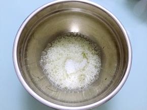 加入白糖（白糖分三次加入），打发至硬性发泡