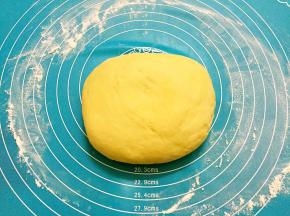 取出面团按压排气揉均匀