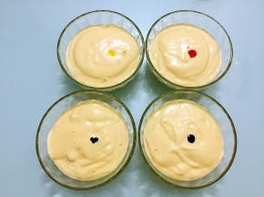 其中四份加入食用色素翻拌均匀