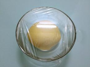 把面团揉圆，盖上保鲜膜放温暖处发酵2-2.5倍大