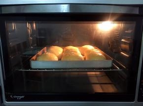 放入预热好的烤箱，上火120度，下火150度，中层20分钟（上色满意加盖锡纸）