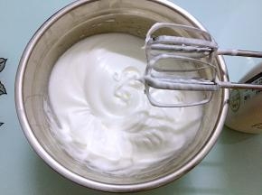 提起打蛋器有直直的小尖角即可，即为蛋白霜