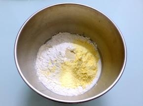 把主材料除了黄油外，都放入和面桶，顺序为牛奶、鸡蛋、糖和盐，对角放，然后放面粉，酵母放最上面