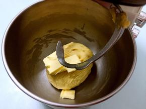 加入黄油，继续再开两次和面程序，共和面二次（共30分钟）