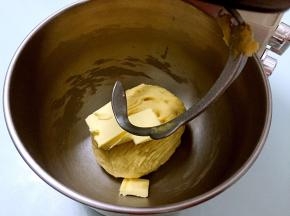 加入黄油，继续再开两次和面程序，共和面二次（共30分钟）