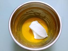 将三分之一蛋白霜倒入蛋黄糊拌匀