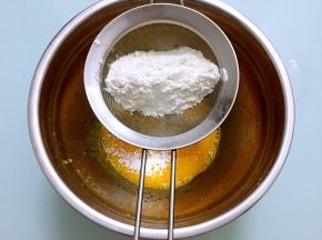 把低筋面粉和玉米淀粉混合后筛入（分两次筛入，每次筛入都要拌匀才能再筛入下一次）