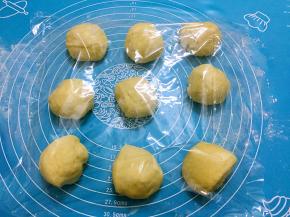 把面团分成9份相同大小的小面团，醒发15分钟