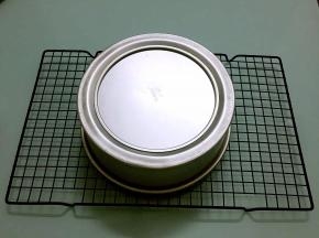 烤好后马上拿出来震一震，然后倒扣在烤网上晾凉后再脱模