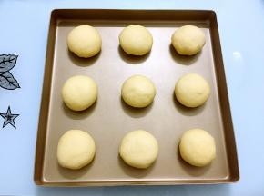 把面团揉圆，排放入烤盘