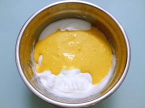 将拌匀的蛋黄糊全部倒入剩下的蛋白霜中拌匀