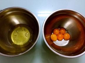将蛋黄和蛋白分离分别放在两个无水无油的盆中