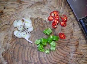 青红椒、大葱洗净切好备用。