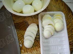 鸡蛋煮熟，剥壳、切厚片。