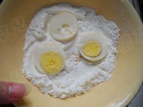 蛋片逐块拍上淀粉。