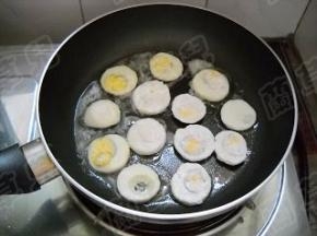 锅中淋入食油，放入蛋片煎制。