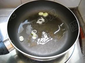 锅中油热，爆香大葱。