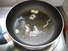 锅中油热，爆香大葱。